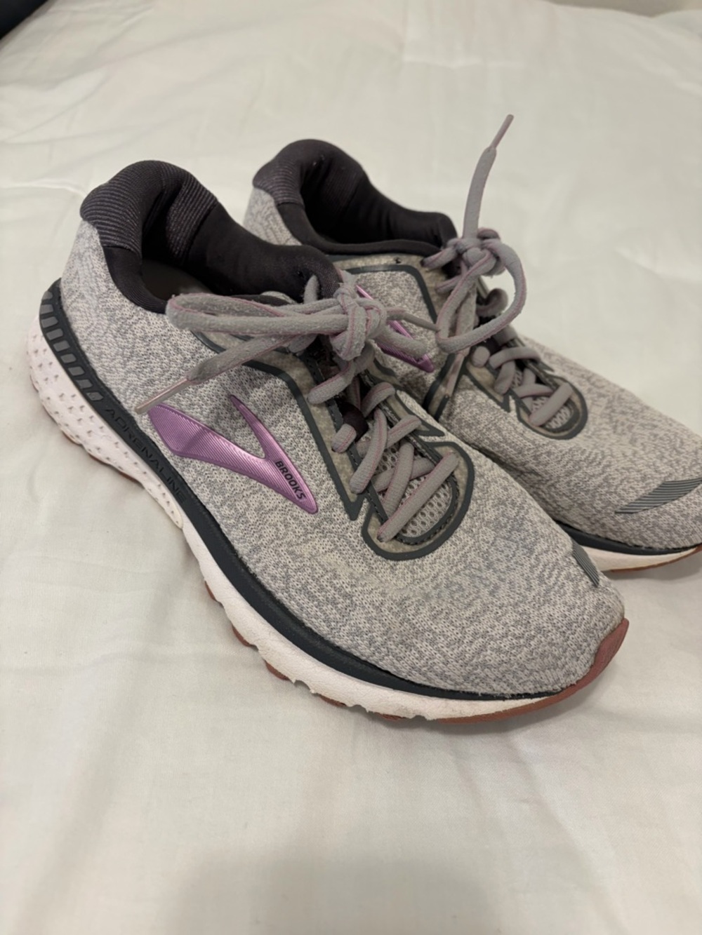 Brooks Women's Light Gray Running Sneakers with Purple Logo